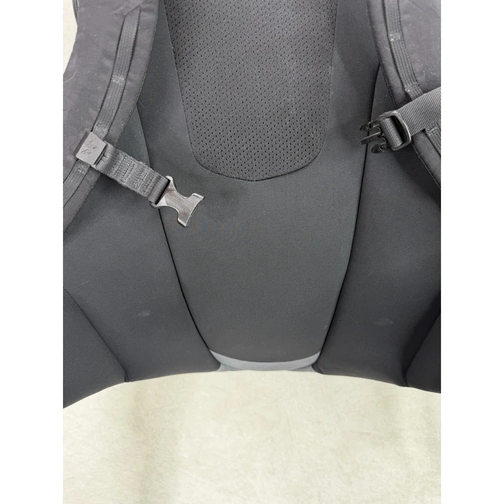Arc'teryx Backpack Quintic 20L Hiking Outdoors Ski Pockets Straps Gray